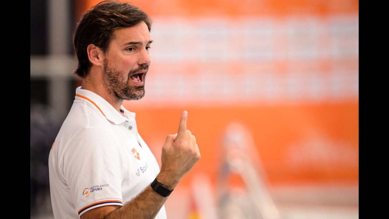Harry geeft als coach een aanwijzing langs het bad
