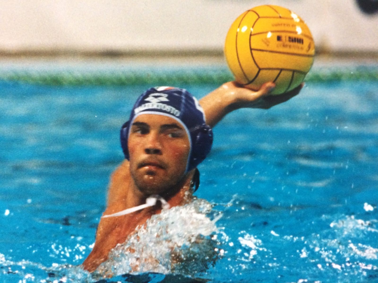 Harry zet aan voor een worp tijdens een waterpolowedstrijd